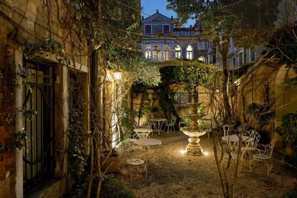 Hotel Flora - photo 1