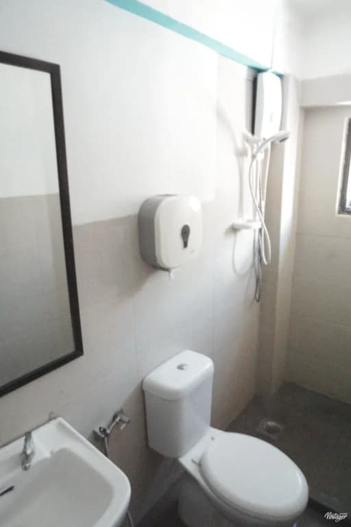 The Travel Hub Guesthouse - photo 9