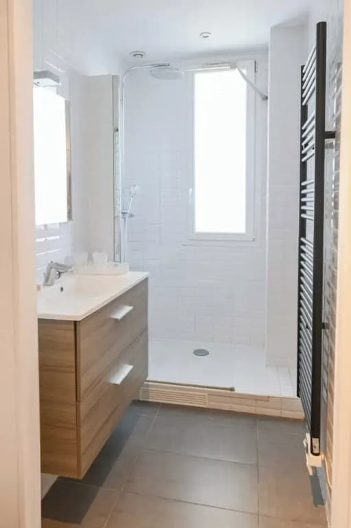 Modern Apartment - 2br-4p- Canal Saint-martin - photo 9