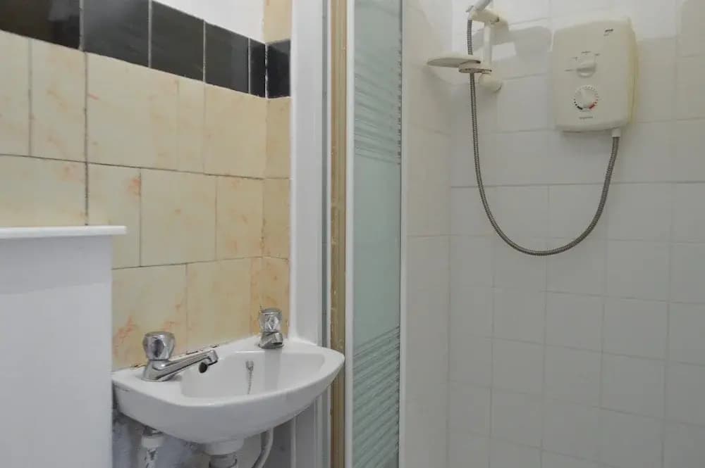 2 Bedroom Flat In Central Edinburgh - photo 6