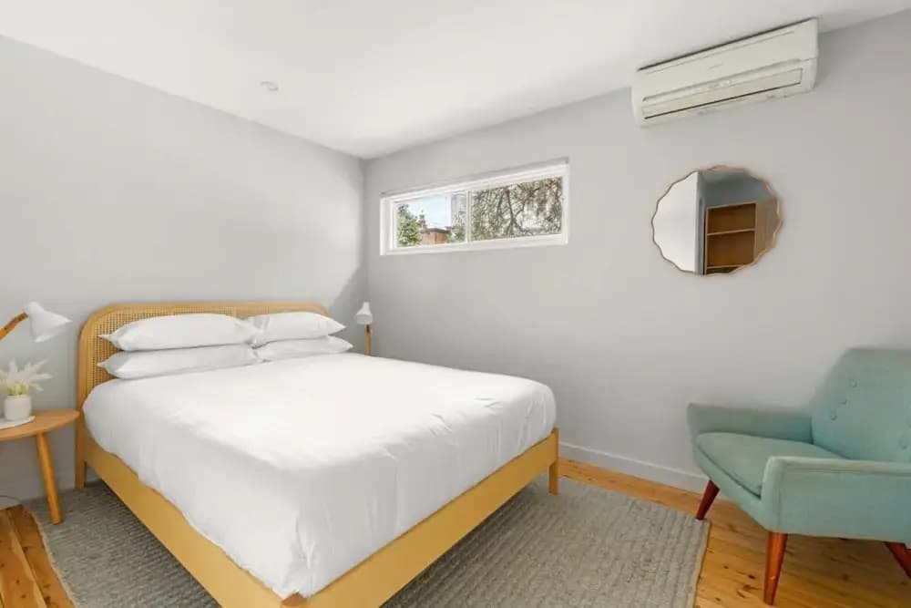 Modern 1-bed Pad Minutes Away From Beach - photo 3