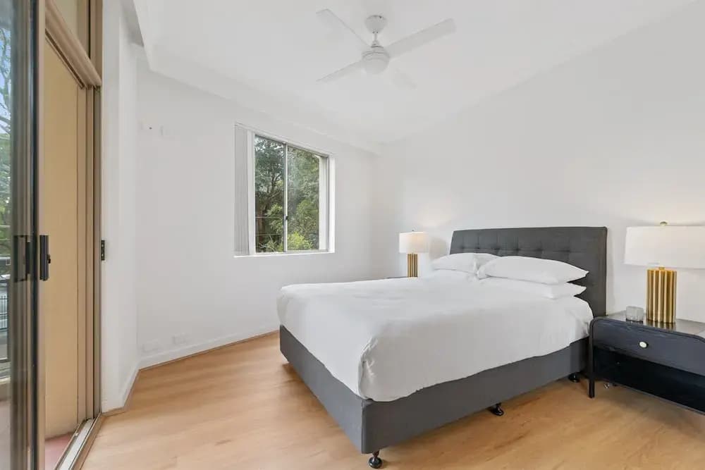 Stylish 2-bed Apartment With Pool in Camperdown - photo 2