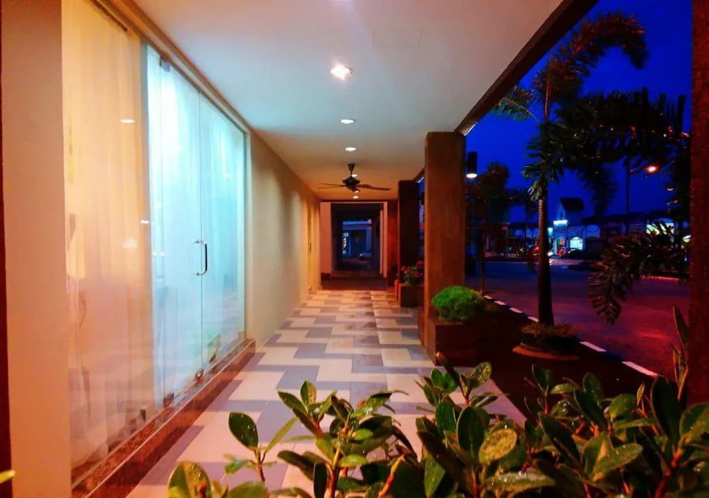 Hotel CheckedInn - photo 12