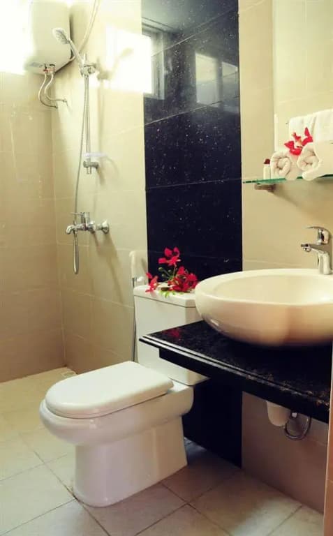 Holidaymakers Inn - photo 8