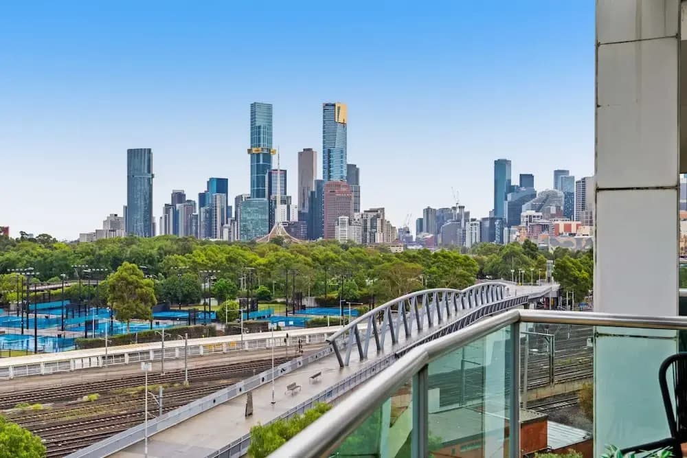 Spacious 3-bed Apartment by the MCG - photo 9