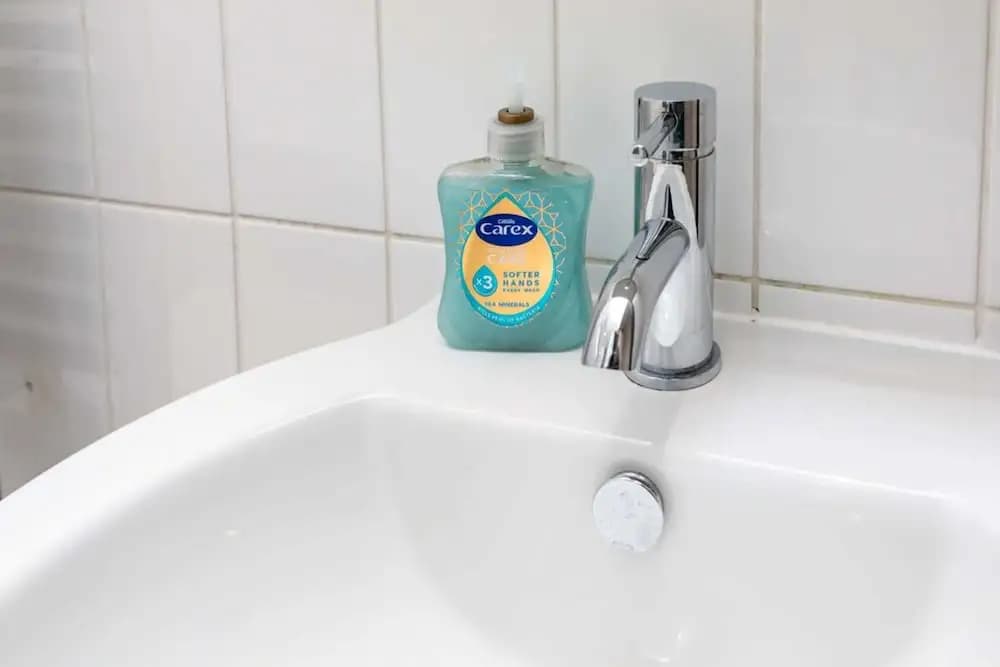 Spacious 1BD Flat w/ Garden - Hammersmith! - photo 7