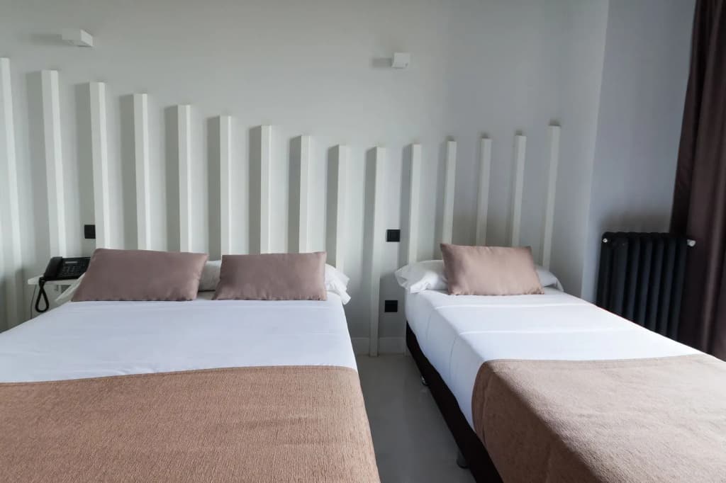 Hostal Charlotte - photo 3