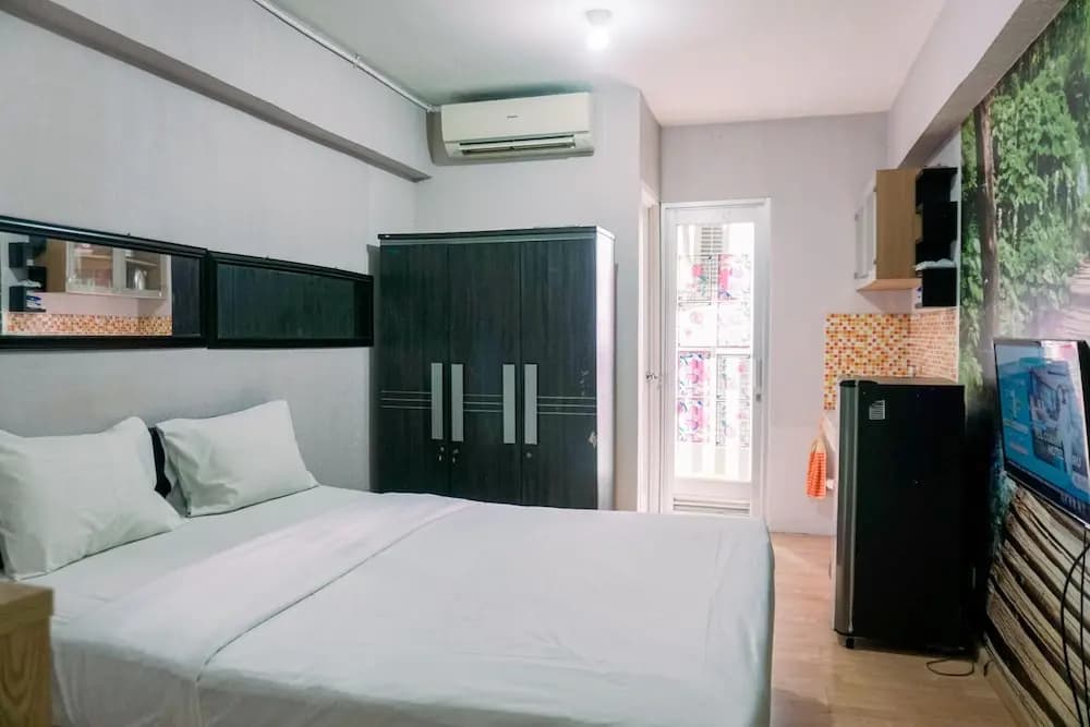 Warm And Cozy Stay Studio Green Bay Pluit Apartment - photo 4