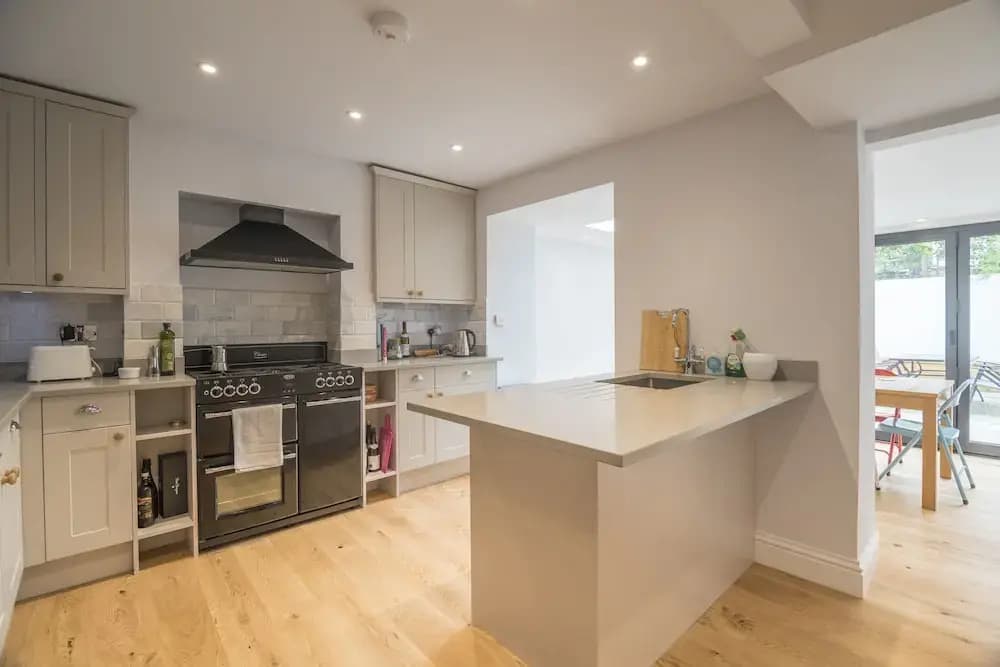 Bright Family Home in Angel with Patio - photo 14
