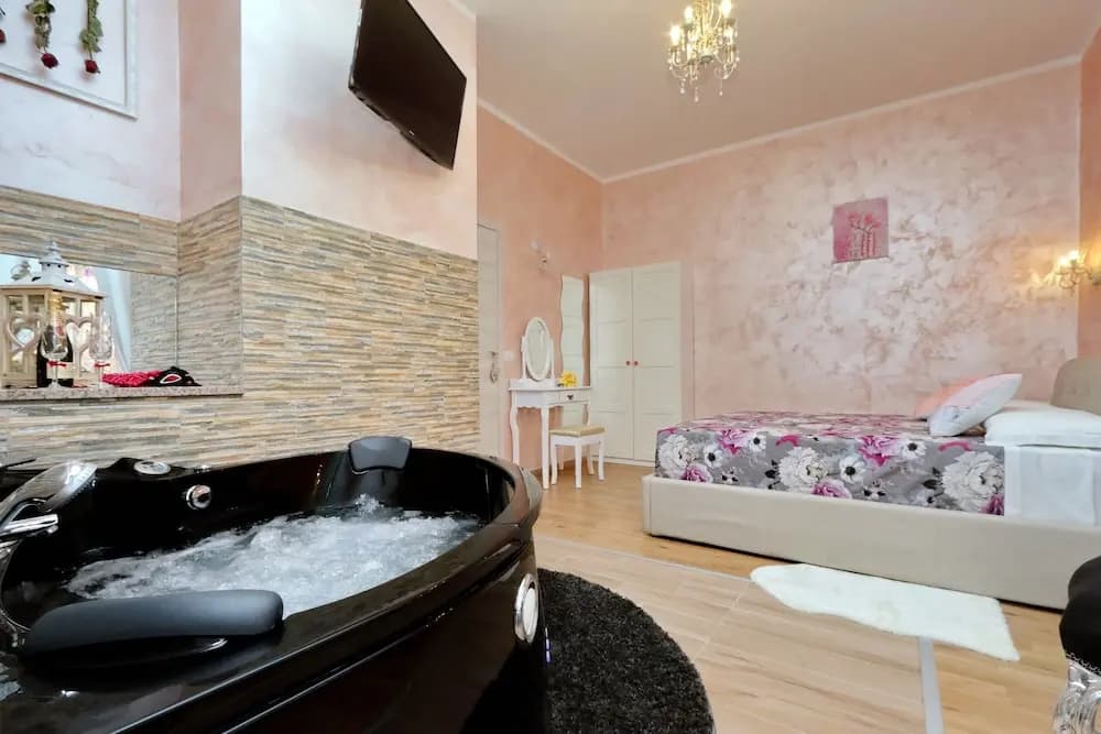 Chilling Hot Tub Suite - photo 11