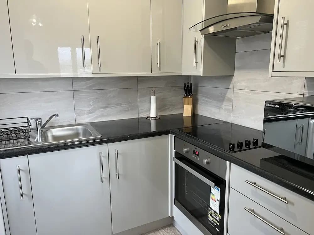 Impeccable 2-bed Apartment in Erith - photo 13