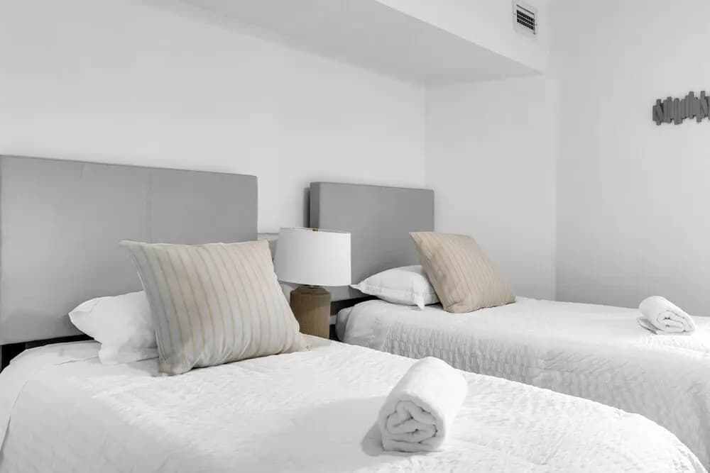 Stylish & Modern 4BD Home - photo 8