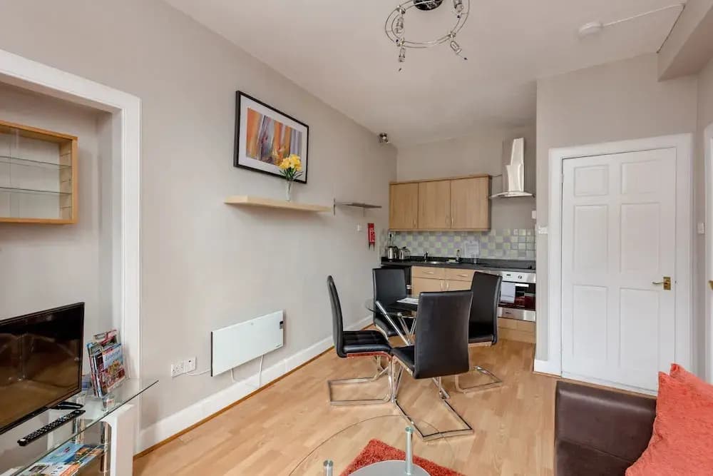 Silver Lining - St Leonard St Apartment - photo 9