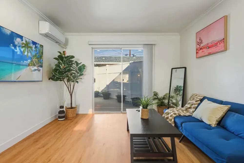 Spacious 4BR House Free Parking w Backyard BBQ - photo 1
