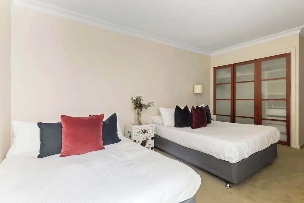 Stylish & Cozy 4BR Retreat With Free Parking - photo 9