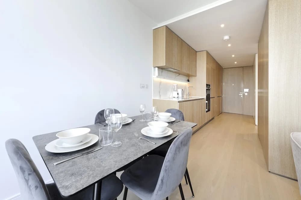 Luxury Waterfront Studio in Canary Wharf by Underthedoormat - photo 13
