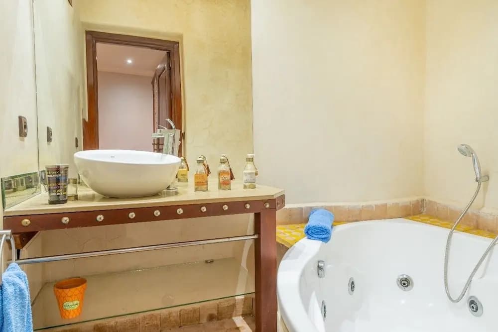 Private Villa In Center - photo 8
