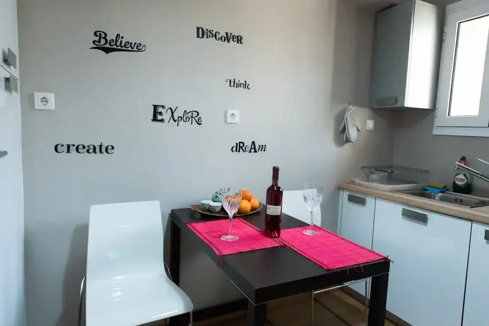 Central 3BD Apt. near Acropolis - photo 3