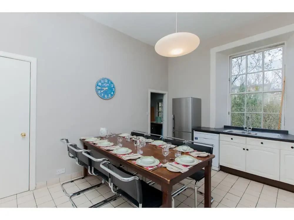 Spacious, Elegant 4BR New Town Flat For 9 - photo 16
