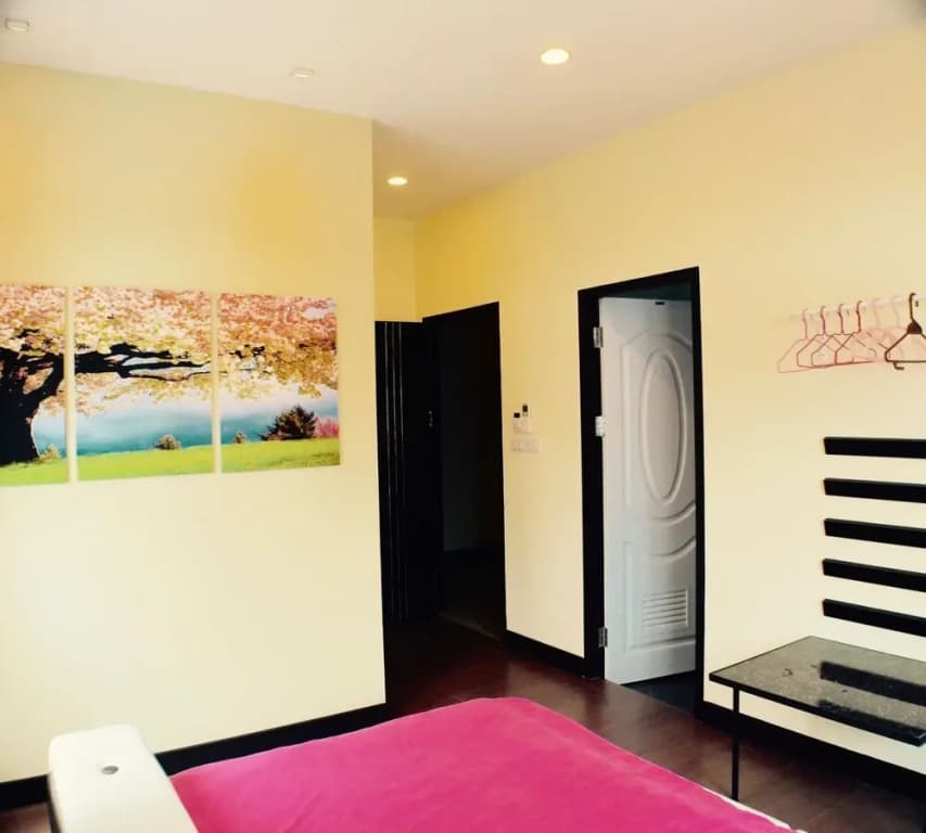 4 Bedroom House at Skytrain - photo 3