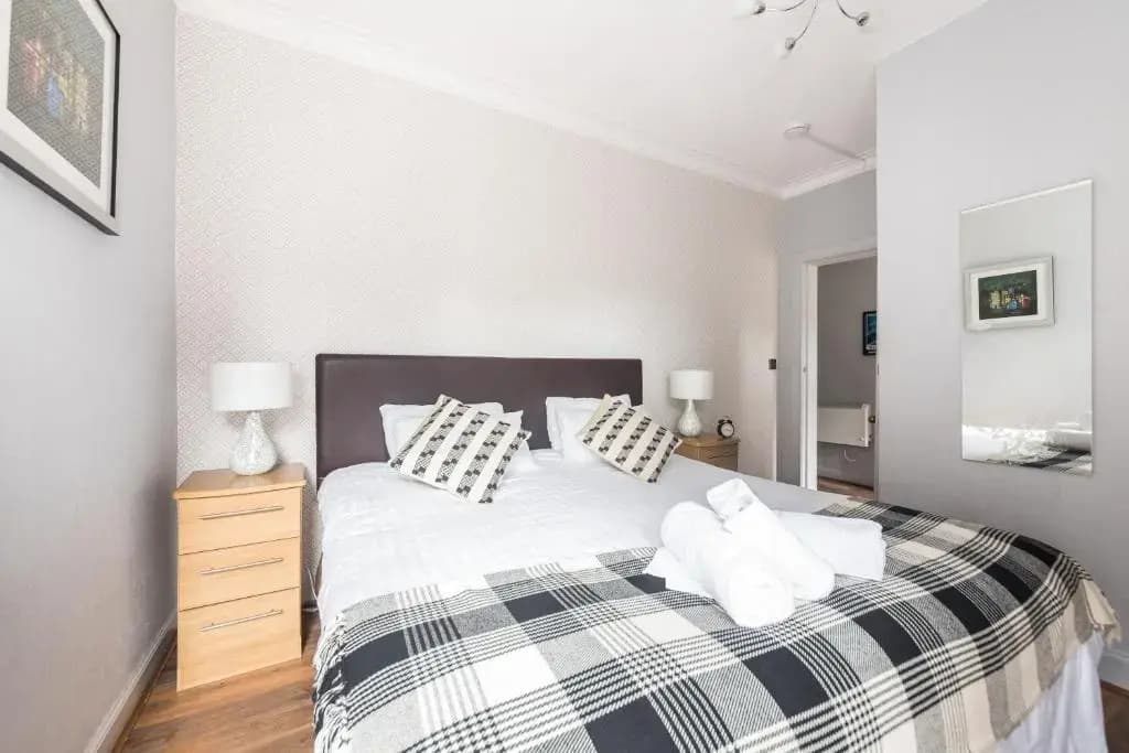 F&O Apartments - 1 bedroom Royal Mile apt Stunning castle view Sleeps 2 - photo 3