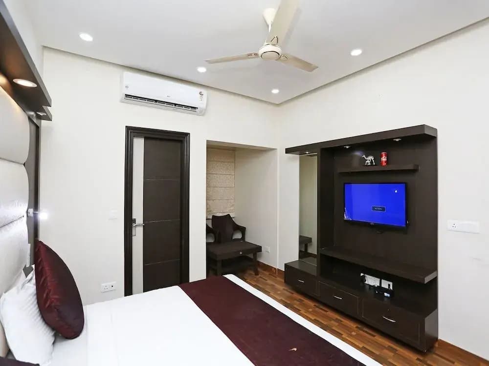 OYO 14389 Diplomat Suites - photo 2
