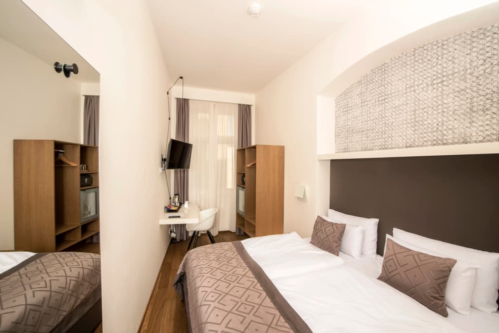 Golden Crown Hotel - photo 3