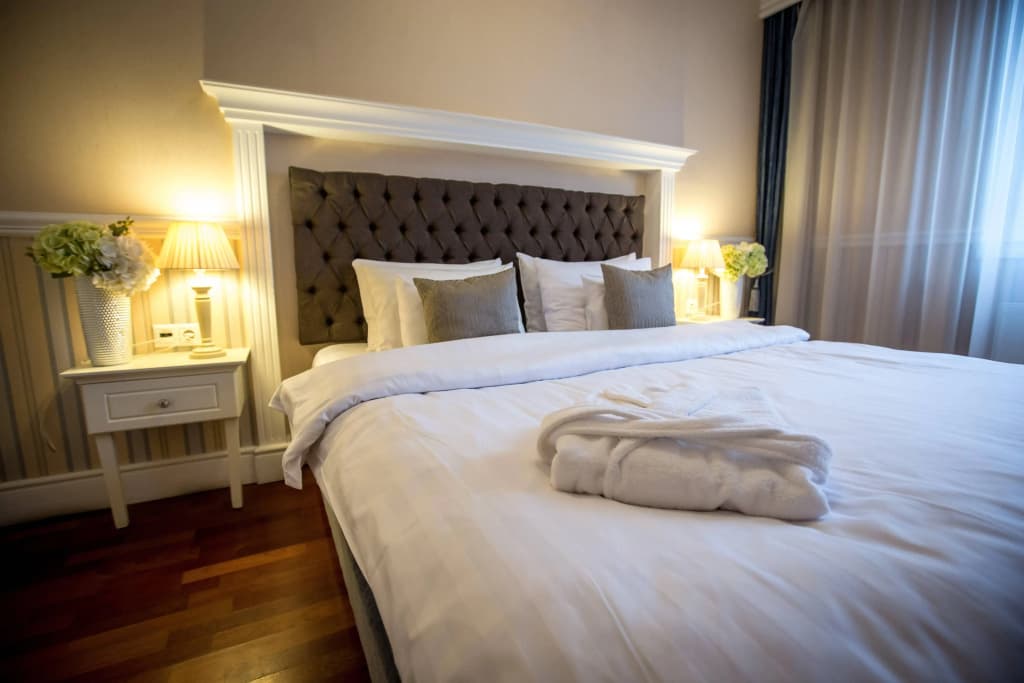 Queen's Court Hotel & Residence - photo 7