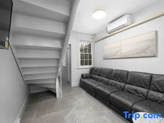Central Station Stay – Steps Across, Cafés & City Life - photo 10