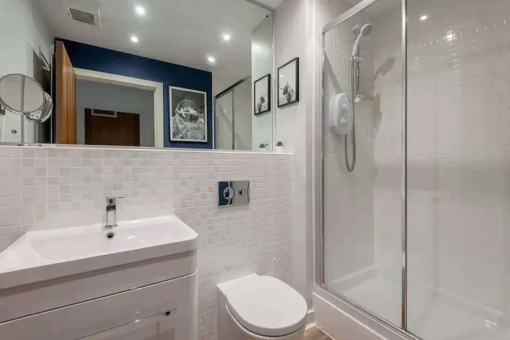 Ultra Stylish 2 Bed/2 Bath with Balcony & Parking - photo 9