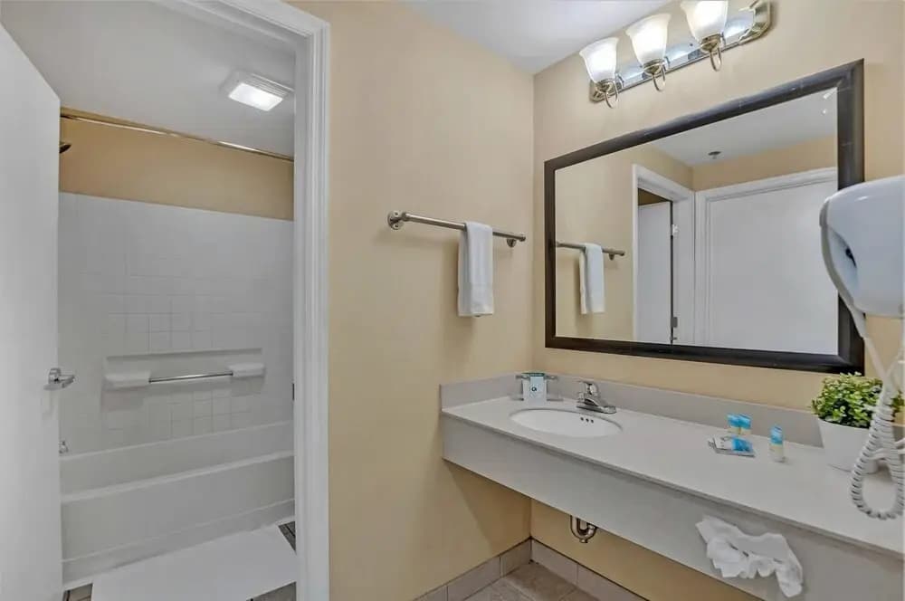 Near Disney - 1BR With Two Queen Beds - With Shared Pool and Hot Tub - photo 8