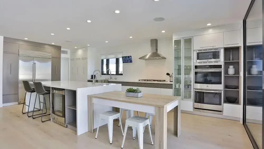 Spacious 5 Bedroom West Hollywood Home With Pool - photo 16
