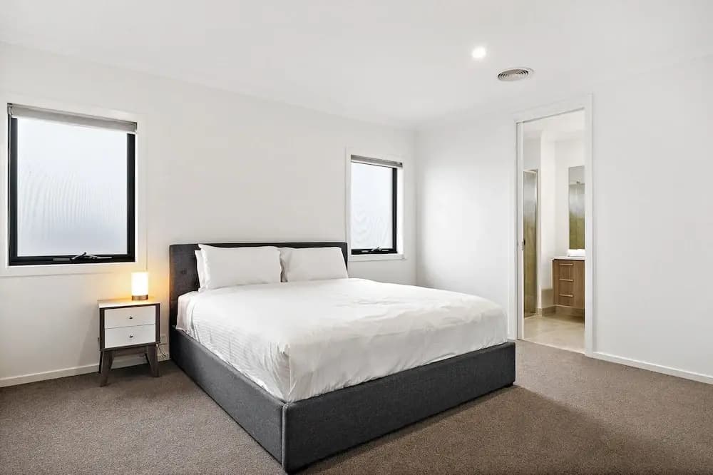 Spacious 5-bed Home in Peaceful Point Cook - photo 2