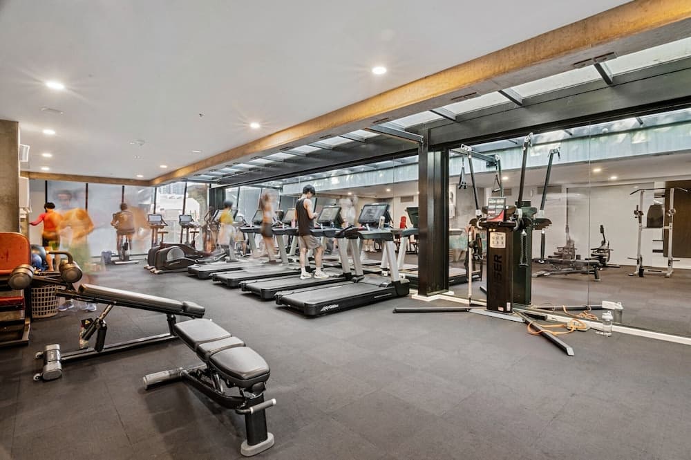 2-bed High-rise Apartment With Pool & Gym - photo 11