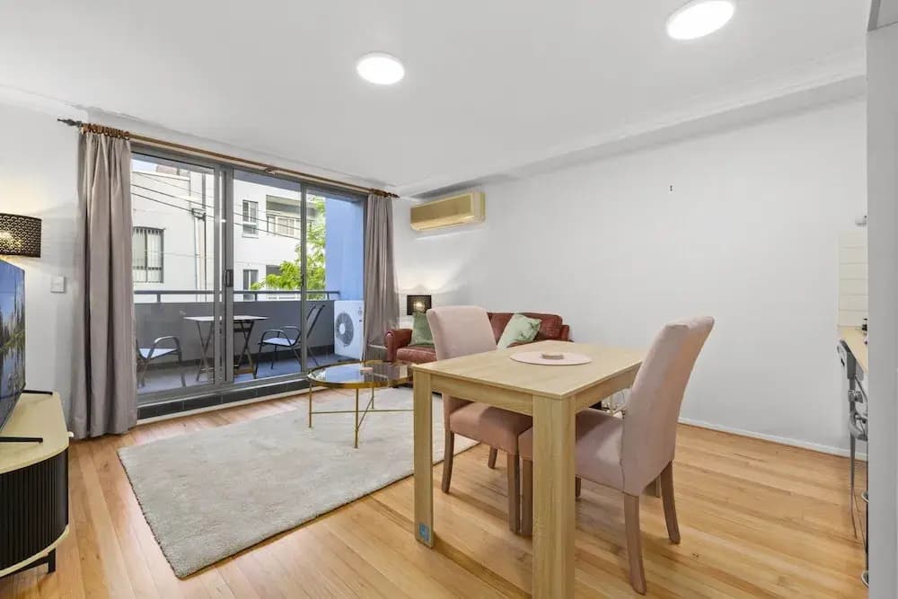 Bright 1-bed Apartment in Central Redfern - photo 5