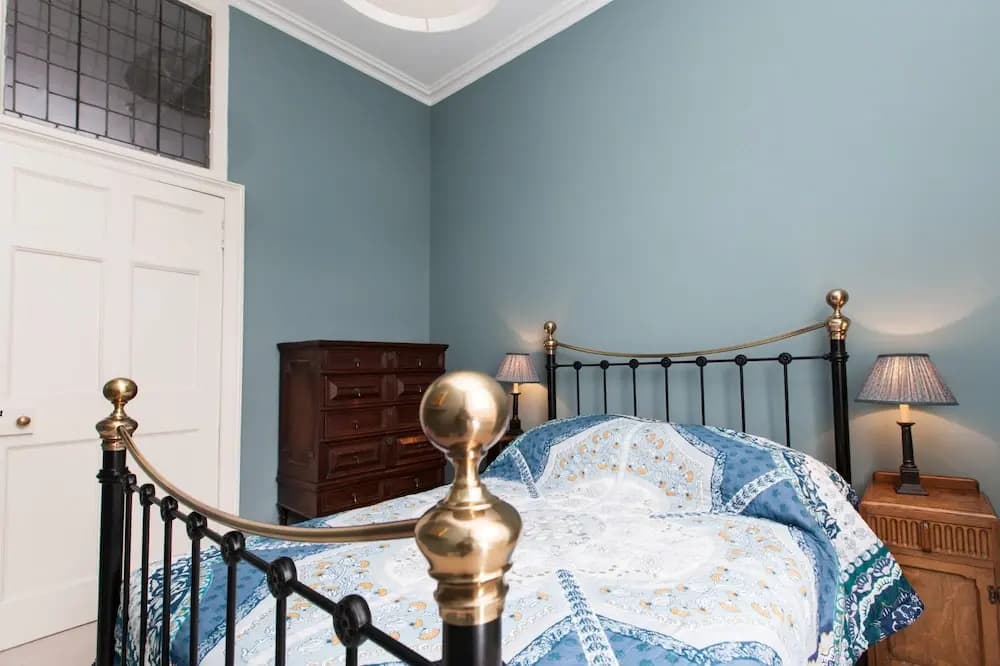 Central, Spacious 3BR Edinburgh Flat For 6 - main photo
