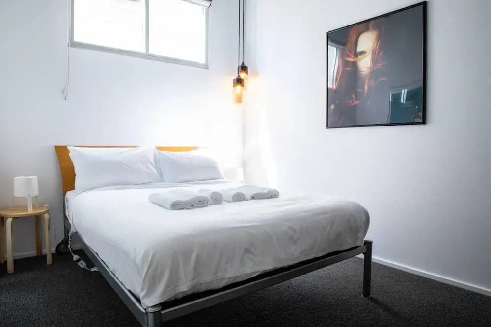 Stylish Warehouse Convert 2 Bedroom Apartment - photo 2
