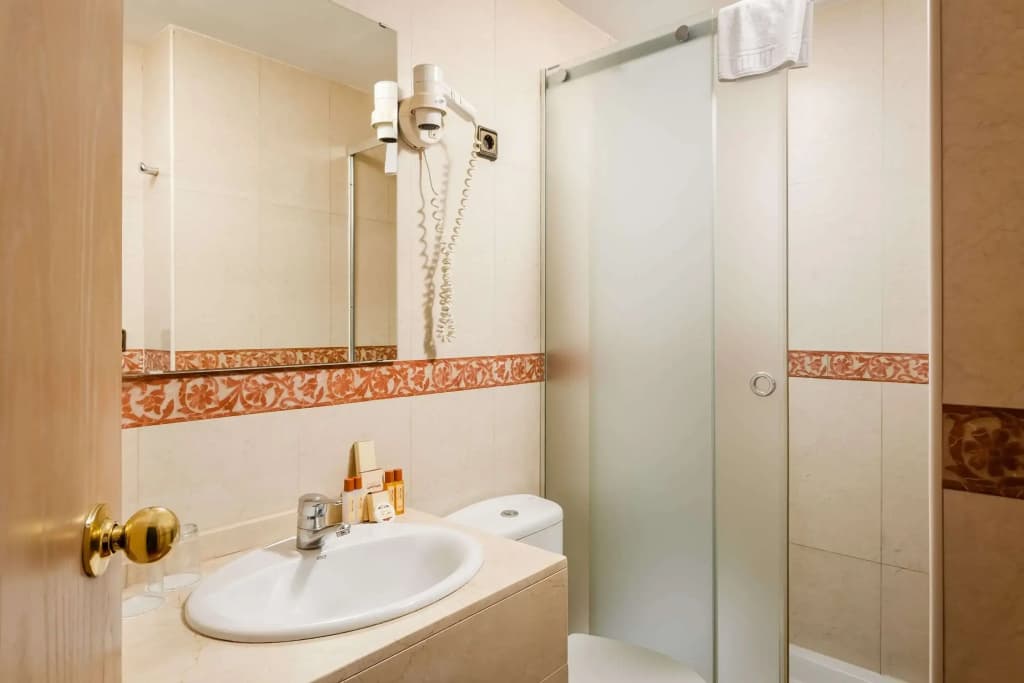 Sunotel Junior Hotel - photo 9