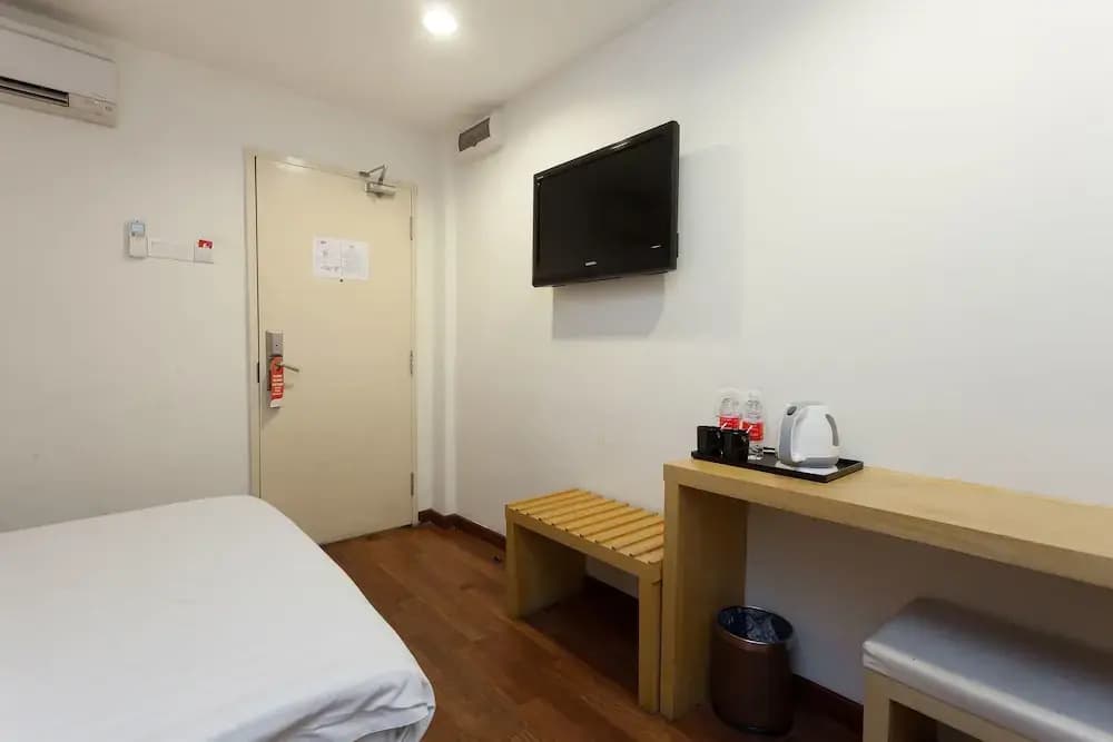ZEN Rooms Opposite YMCA - photo 17