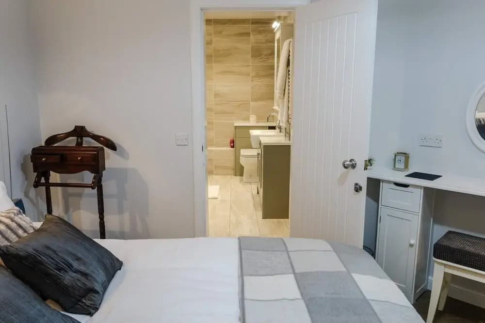 1 Bedroom Mews Flat Accommodates 4 - photo 2