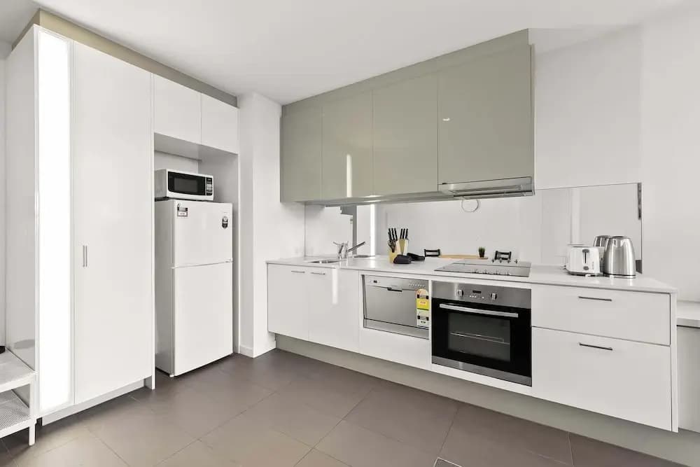 Chic 1BR Apt Near Southern Cross - photo 10