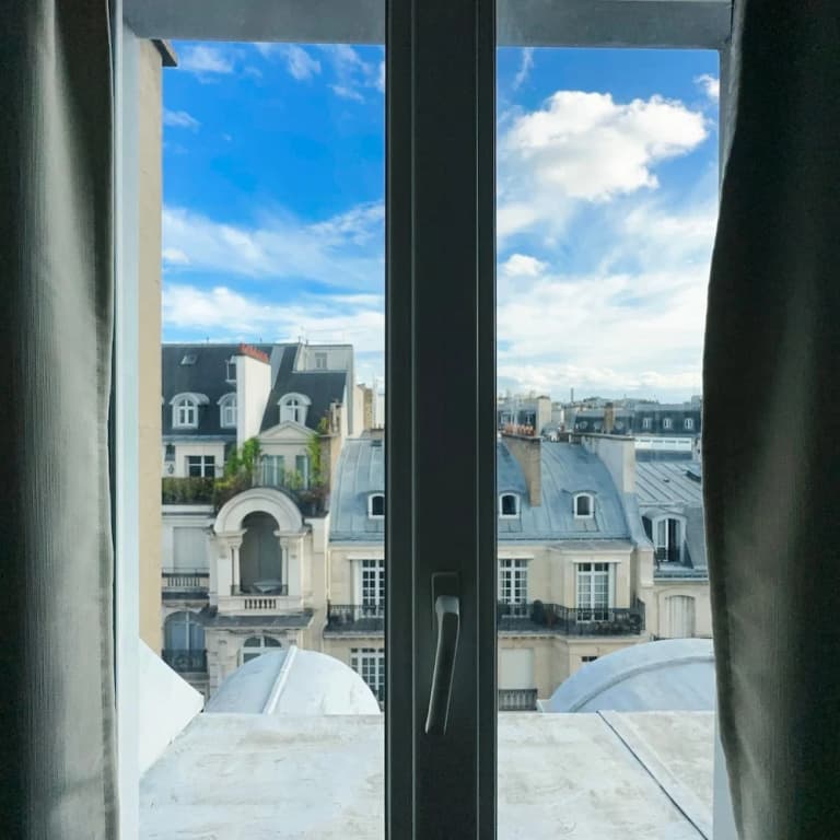 Copernic Line Elegant 3BR Apartment in Paris - photo 7