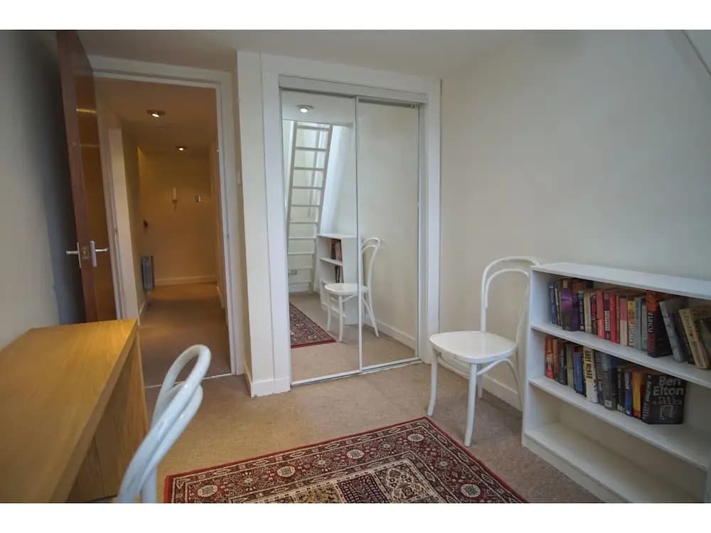Bright, Spacious Old Town Flat for 6 - photo 11