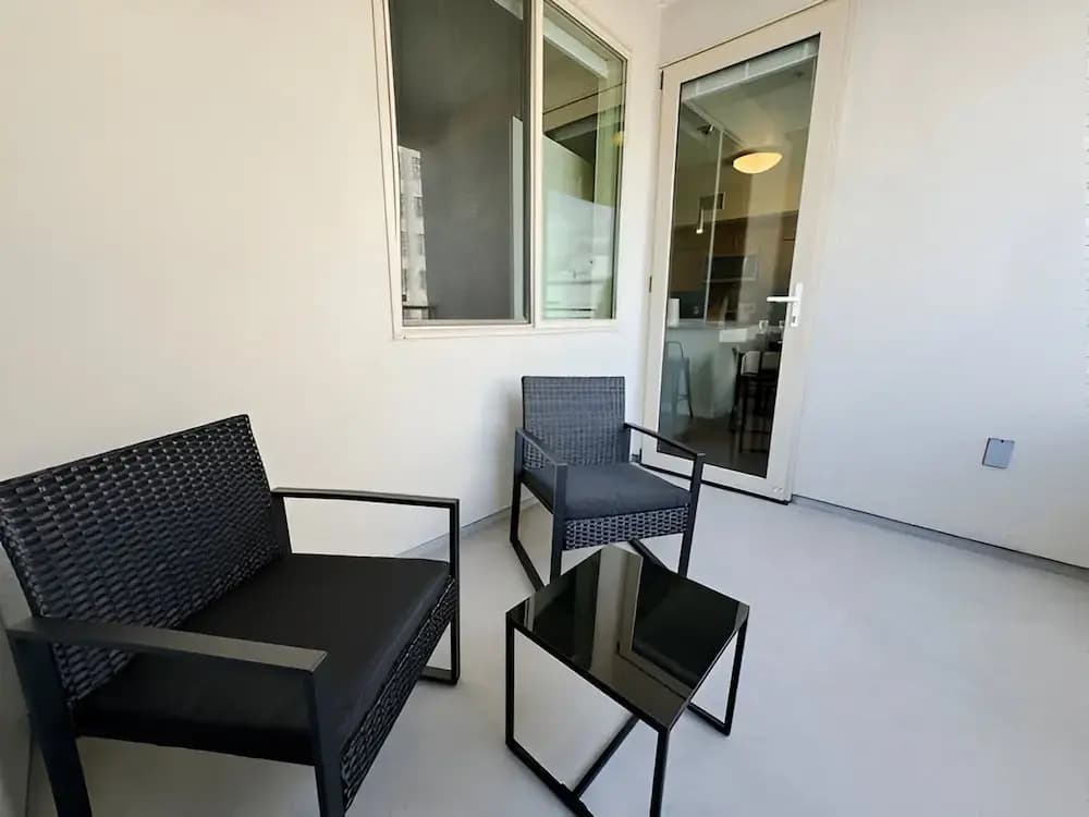 Modern Comfort W Pool GYM Parking 10 Min to Cedars - photo 8