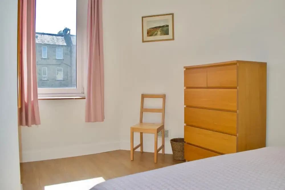 Bright 1 Bedroom Flat Near Leith - photo 3