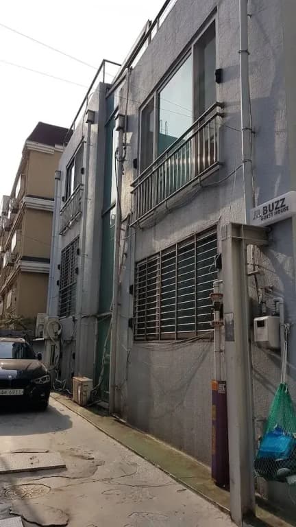 BUZZ Guesthouse - Hostel - photo 2