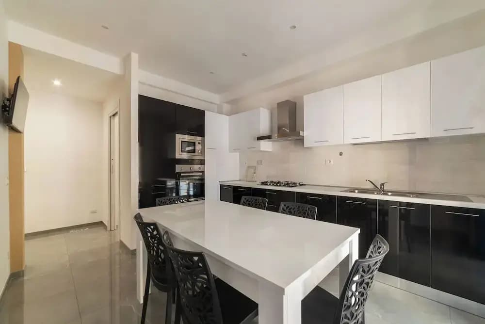 JOIVY Delightful 3-bed Flat with Balcony - photo 17
