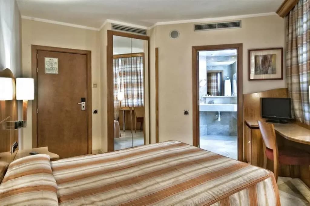 Hotel Aristol - Sagrada Familia - photo 4