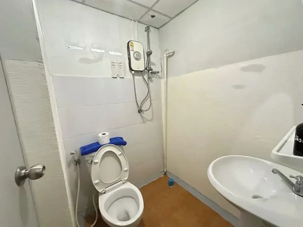 OYO 75472 GOTUM Hostel 2 & Money Exchange - photo 12