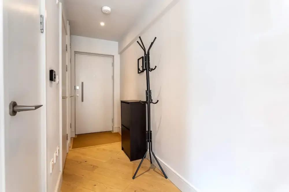 Modern Brentford Flat - photo 11